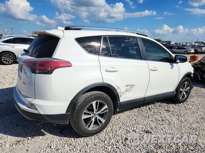 Trzecie zdjęcie samochodu z tyłu: 2018 TOYOTA RAV4 XLE VIN:JTMWFREV3JJ734077 - miniatura