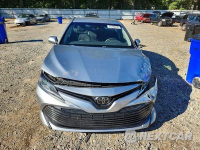 Piąte zdjęcie samochodu w środku: 2018 TOYOTA CAMRY LE VIN:4T1B11HK6JU096921 - miniatura