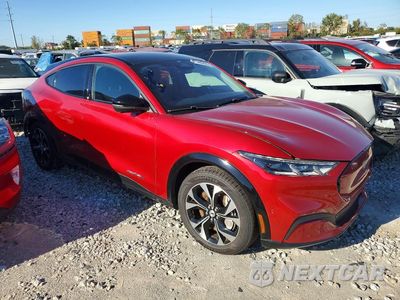 Czwarte zdjęcie samochodu z boku: 2022 FORD MUSTANG MACH-E PREMIUM VIN:3FMTK3SU6NMA02182 - miniatura