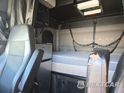 Zdjęcie 10 z 14 samochodu: 2022 FREIGHTLINER CASCADIA 126 SEMI TRUCK VIN:3AKJHHDR4NSNB9653 - miniatura