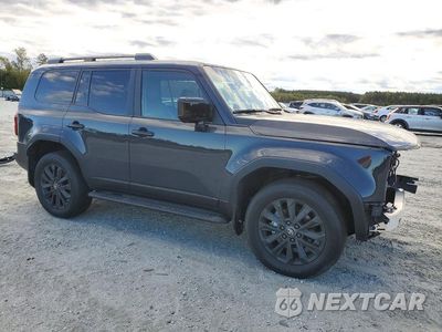 Czwarte zdjęcie samochodu z boku: 2026 TOYOTA LAND CRUISER BASE VIN:JTEABFAJ9TK054586 - miniatura
