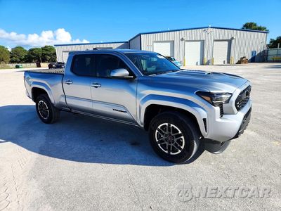 Czwarte zdjęcie samochodu z boku: 2026 TOYOTA TACOMA TRD SPORT VIN:3TMLB5FNXTM081825 - miniatura