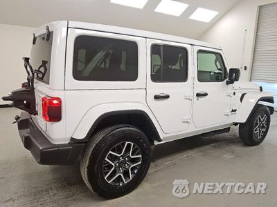 Trzecie zdjęcie samochodu z tyłu: 2026 JEEP WRANGLER SAHARA VIN:1C4PJXEG9TW245892 - miniatura