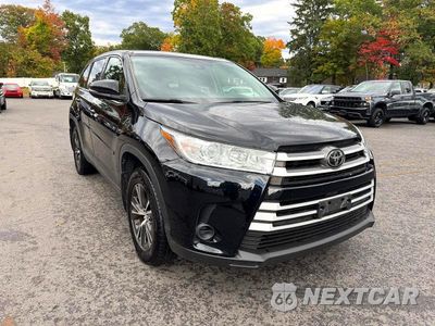 Czwarte zdjęcie samochodu z boku: 2019 TOYOTA HIGHLANDER LE VIN:5TDBZRFH1KS964588 - miniatura