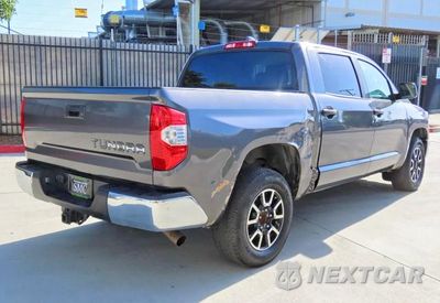 Trzecie zdjęcie samochodu z tyłu: 2021 TOYOTA TUNDRA CREWMAX SR5 VIN:5TFEY5F11MX286675 - miniatura