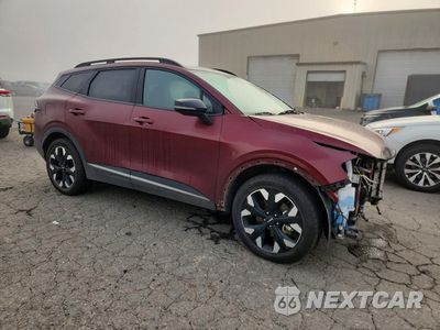 Czwarte zdjęcie samochodu z boku: 2023 KIA SPORTAGE X LINE VIN:KNDPYDAH5P7035685 - miniatura