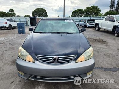 Piąte zdjęcie samochodu w środku: 2004 TOYOTA CAMRY LE VIN:4T1BE32K54U333329 - miniatura