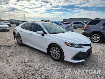 Czwarte zdjęcie samochodu z boku: 2021 TOYOTA CAMRY LE VIN:4T1C11AK1MU544470 - miniatura
