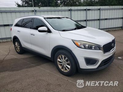 Czwarte zdjęcie samochodu z boku: 2016 KIA SORENTO LX V6 VIN:5XYPG4A51GG036439 - miniatura
