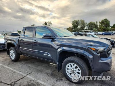 Czwarte zdjęcie samochodu z boku: 2025 TOYOTA TACOMA SR5 VIN:3TMLB5JN8SM201496 - miniatura