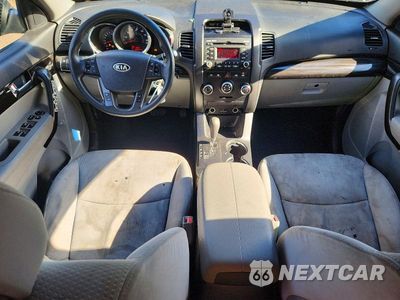 Zdjęcie 8 z 13 samochodu: 2013 KIA SORENTO LX VIN:5XYKT4A22DG323165 - miniatura