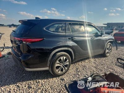 Trzecie zdjęcie samochodu z tyłu: 2021 TOYOTA HIGHLANDER HYBRID XLE VIN:5TDHARAHXMS012023 - miniatura