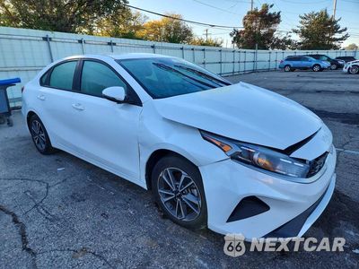 Czwarte zdjęcie samochodu z boku: 2023 KIA FORTE LXS VIN:3KPF24AD9PE597227 - miniatura