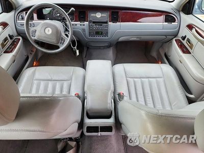 Zdjęcie 8 z 12 samochodu: 2004 LINCOLN TOWN CAR EXECUTIVE VIN:1LNHM81W14Y682317 - miniatura