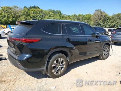 Trzecie zdjęcie samochodu z tyłu: 2022 TOYOTA HIGHLANDER XLE VIN:5TDGZRAH9NS143322 - miniatura