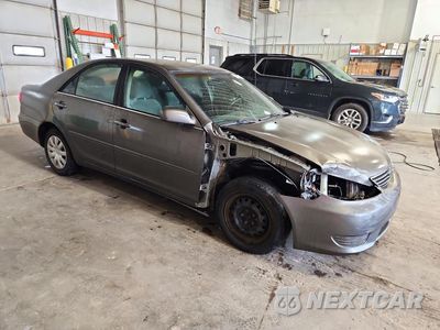 Czwarte zdjęcie samochodu z boku: 2005 TOYOTA CAMRY LE VIN:4T1BE32K05U513870 - miniatura