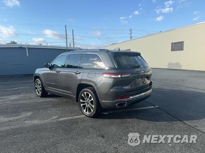 Trzecie zdjęcie samochodu z tyłu: 2022 JEEP GRAND CHEROKEE OVERLAND VIN:1C4RJHDG6N8621729 - miniatura