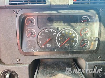 Zdjęcie 9 z 13 samochodu: 2014 FREIGHTLINER CASCADIA SEMI TRUCK VIN:3AKJGEBG1ESFS2178 - miniatura