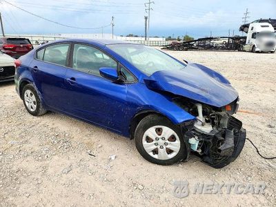 Czwarte zdjęcie samochodu z boku: 2017 KIA FORTE LX VIN:3KPFL4A73HE152023 - miniatura