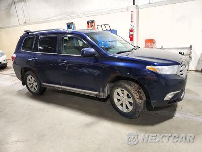 Czwarte zdjęcie samochodu z boku: 2013 TOYOTA HIGHLANDER PLUS VIN:5TDBK3EHXDS222549 - miniatura