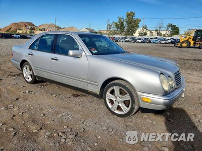 Czwarte zdjęcie samochodu z boku: 1998 MERCEDES-BENZ E 430 VIN:WDBJF70F4WA696539 - miniatura