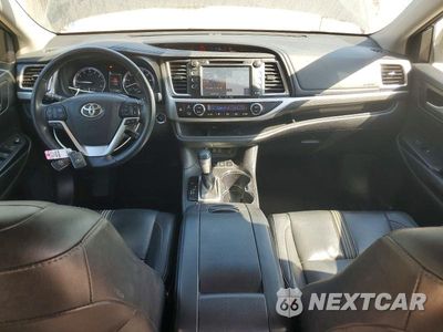 Zdjęcie 8 z 13 samochodu: 2017 TOYOTA HIGHLANDER SE VIN:5TDJZRFH5HS413729 - miniatura