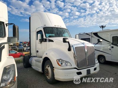 Czwarte zdjęcie samochodu z boku: 2015 KENWORTH T680 SEMI TRUCK VIN:1XKYA48X4FJ462416 - miniatura