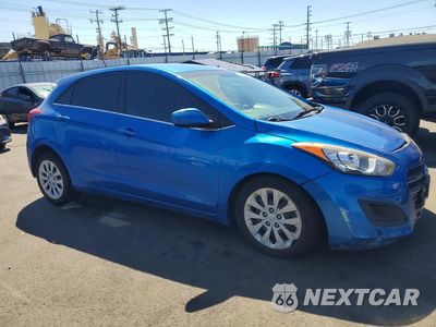 Czwarte zdjęcie samochodu z boku: 2017 HYUNDAI ELANTRA GT BASE VIN:KMHD35LH7HU352919 - miniatura