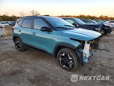 Czwarte zdjęcie samochodu z boku: 2025 KIA SELTOS S VIN:KNDEUCAA4S7787287 - miniatura