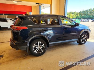 Trzecie zdjęcie samochodu z tyłu: 2018 TOYOTA RAV4 LE VIN:JTMBFREV4JJ236436 - miniatura