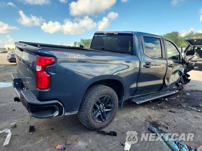 Trzecie zdjęcie samochodu z tyłu: 2021 CHEVROLET SILVERADO K1500 TRAIL BOSS CUSTOM VIN:1GCPYCEF9MZ303138 - miniatura
