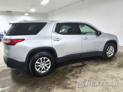 Trzecie zdjęcie samochodu z tyłu: 2021 CHEVROLET TRAVERSE LS VIN:1GNEVFKWXMJ103896 - miniatura