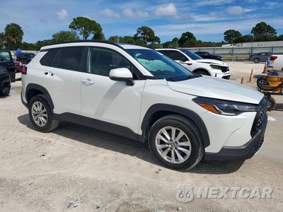 Czwarte zdjęcie samochodu z boku: 2022 TOYOTA COROLLA CROSS LE VIN:7MUBAAAG4NV035559 - miniatura