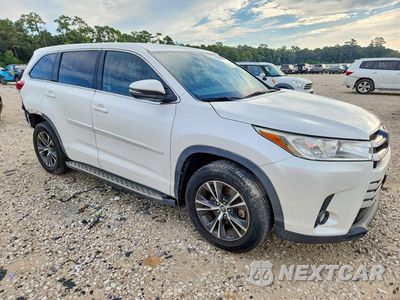 Czwarte zdjęcie samochodu z boku: 2018 TOYOTA HIGHLANDER LE PLUS VIN:5TDZZRFH1JS270982 - miniatura