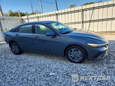 Czwarte zdjęcie samochodu z boku: 2026 HYUNDAI ELANTRA HYBRID BLUE VIN:KMHLM4DJ5TU199423 - miniatura