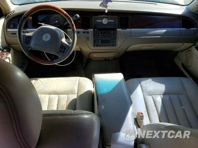 Zdjęcie 8 z 12 samochodu: 2003 LINCOLN TOWN CAR SIGNATURE VIN:1LNHM82W63Y672170 - miniatura