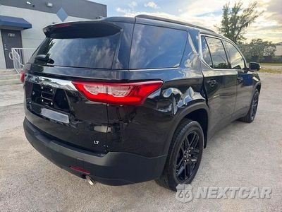 Trzecie zdjęcie samochodu z tyłu: 2021 CHEVROLET TRAVERSE LT VIN:1GNERGKW7MJ168621 - miniatura