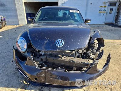 Piąte zdjęcie samochodu w środku: 2017 VOLKSWAGEN BEETLE SE VIN:3VWJ17AT7HM610096 - miniatura