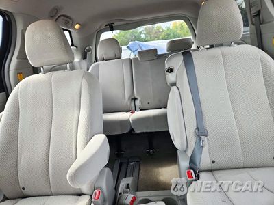 Zdjęcie 10 z 13 samochodu: 2012 TOYOTA SIENNA LE VIN:5TDKK3DC9CS263971 - miniatura