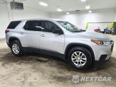 Czwarte zdjęcie samochodu z boku: 2021 CHEVROLET TRAVERSE LS VIN:1GNEVFKWXMJ103896 - miniatura