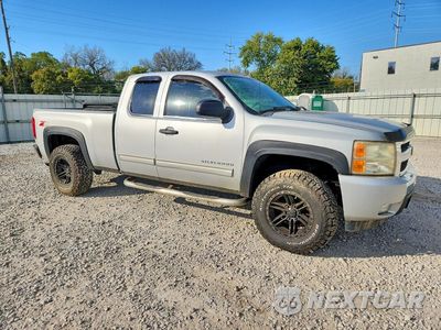Czwarte zdjęcie samochodu z boku: 2011 CHEVROLET SILVERADO K1500 LT VIN:1GCRKSE36BZ160950 - miniatura