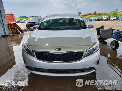 Piąte zdjęcie samochodu w środku: 2018 KIA FORTE LX VIN:3KPFL4A74JE248216 - miniatura