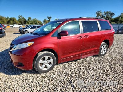 2017 TOYOTA SIENNA LE 5TDKZ3DC1HS827177 - główne zdjęcie licytacji z USA - miniatura