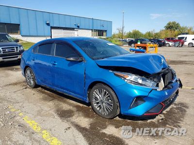 Czwarte zdjęcie samochodu z boku: 2022 KIA FORTE GT LINE VIN:3KPF54AD7NE421037 - miniatura