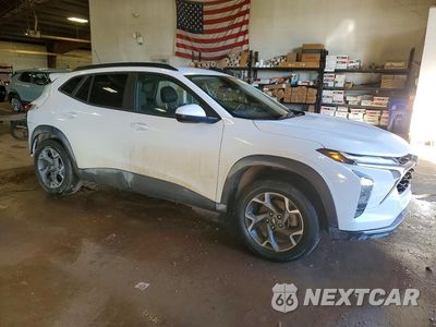 Czwarte zdjęcie samochodu z boku: 2025 CHEVROLET TRAX 1LT VIN:KL77LHEP2SC087005 - miniatura