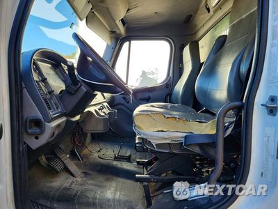 Zdjęcie 7 z 12 samochodu: 2014 FREIGHTLINER BUSINESS CLASS M2 FLATBED TRUCK VIN:1FVACXDT1EHFR6972 - miniatura