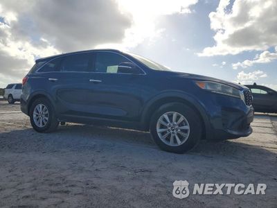 Czwarte zdjęcie samochodu z boku: 2019 KIA SORENTO LX VIN:5XYPG4A33KG468778 - miniatura