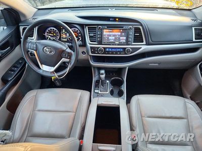 Zdjęcie 8 z 13 samochodu: 2016 TOYOTA HIGHLANDER XLE VIN:5TDJKRFH4GS273126 - miniatura
