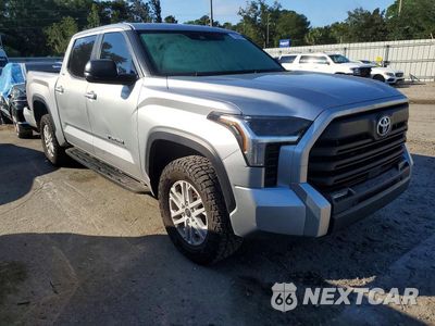 Czwarte zdjęcie samochodu z boku: 2024 TOYOTA TUNDRA SR5 VIN:5TFLA5DB8RX211776 - miniatura