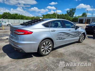 Trzecie zdjęcie samochodu z tyłu: 2020 FORD FUSION SE VIN:3FA6P0T93LR190936 - miniatura